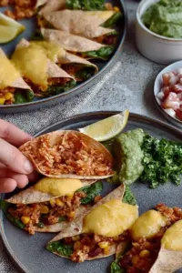 Knusprige Mexikanische Tacos mit Reis und Bohnen
