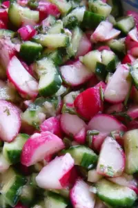 Erfrischender Radieschensalat mit Gurke