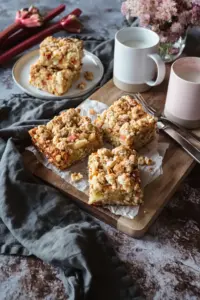 Klassischer Rhabarber Streuselkuchen vom Blech