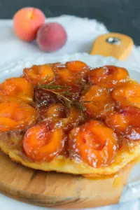 Tarte tatin aux abricots et romarin