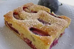 Saftiger Eierlikör-Zwetschgenkuchen